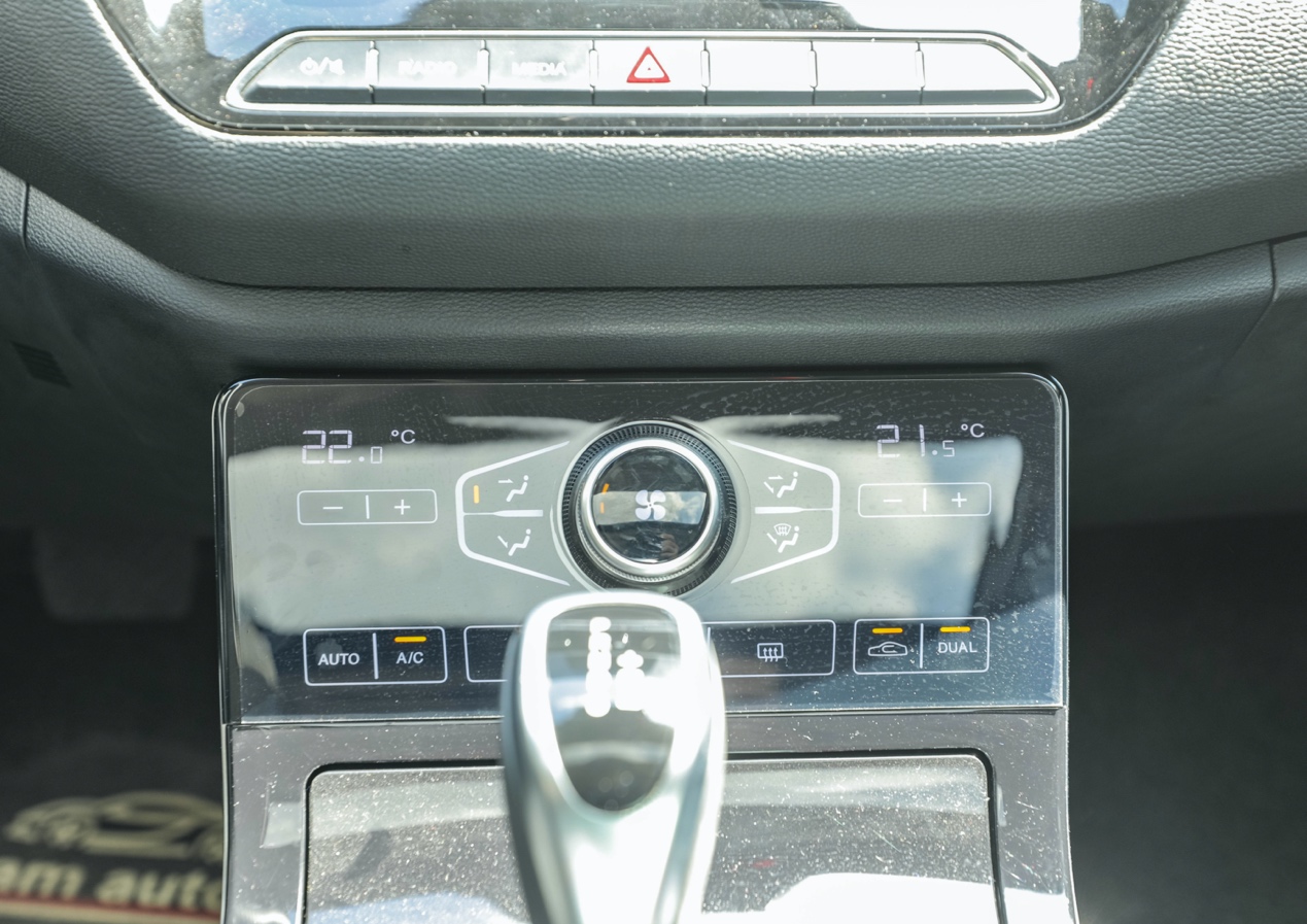 试驾新款红旗h5,红旗h5值得买吗有哪些缺点