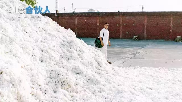 这个了不起的男人,靠着给女人做卫生巾成为英雄!