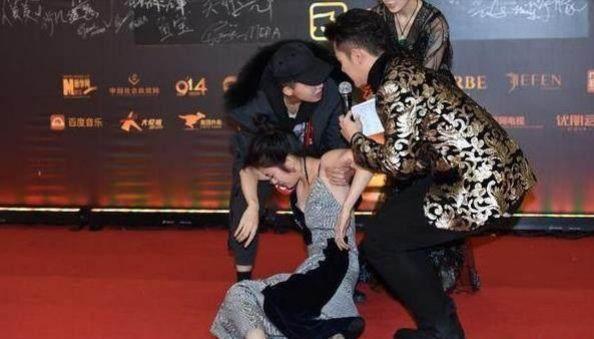 女明星过冬:杨幂穿短裤,郑爽穿短袖,只有她裹得像个“老干部”