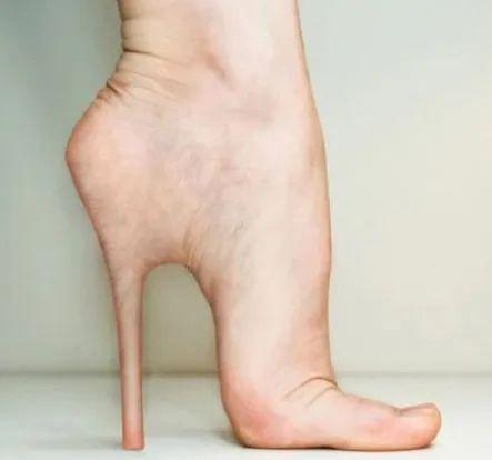 为了美,你愿意上麻药穿红色高跟鞋吗?