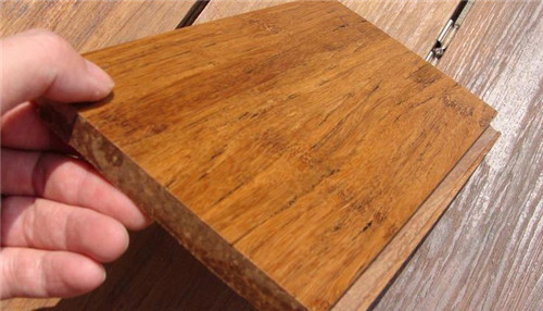 地板上的胶如何清理?有什么方法能快速去除地板胶?