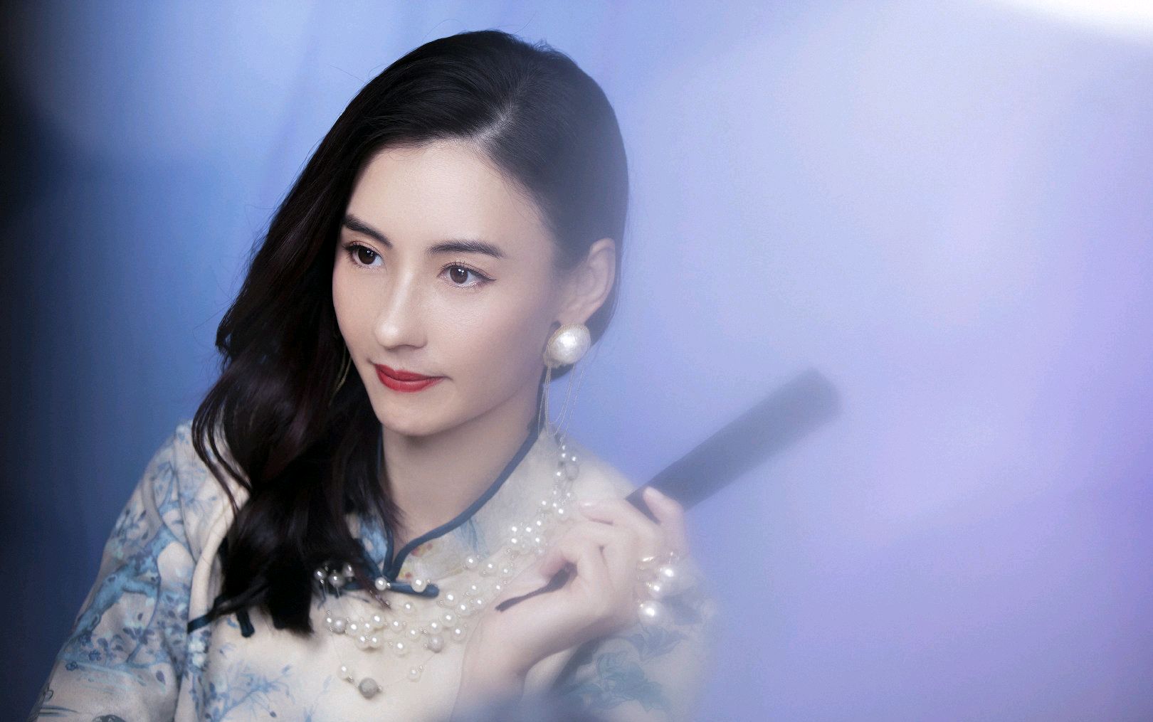 曝张柏芝受伤走路靠拐杖，脚腕缠纱布，谢霆锋忙晒美食太冷漠？