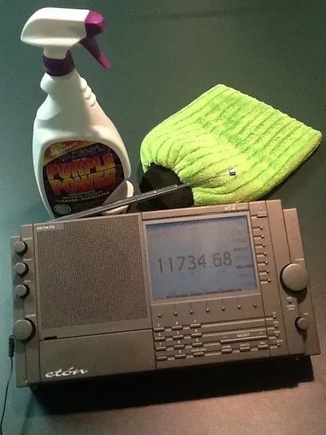 「火腿维修室」拯救一台老式EtonE1收音机,解决橡胶涂层粘手问题