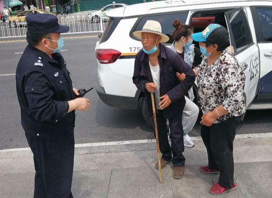 民警暖心帮助迷路老人安全回家,老人外出迷路民警驱车送回