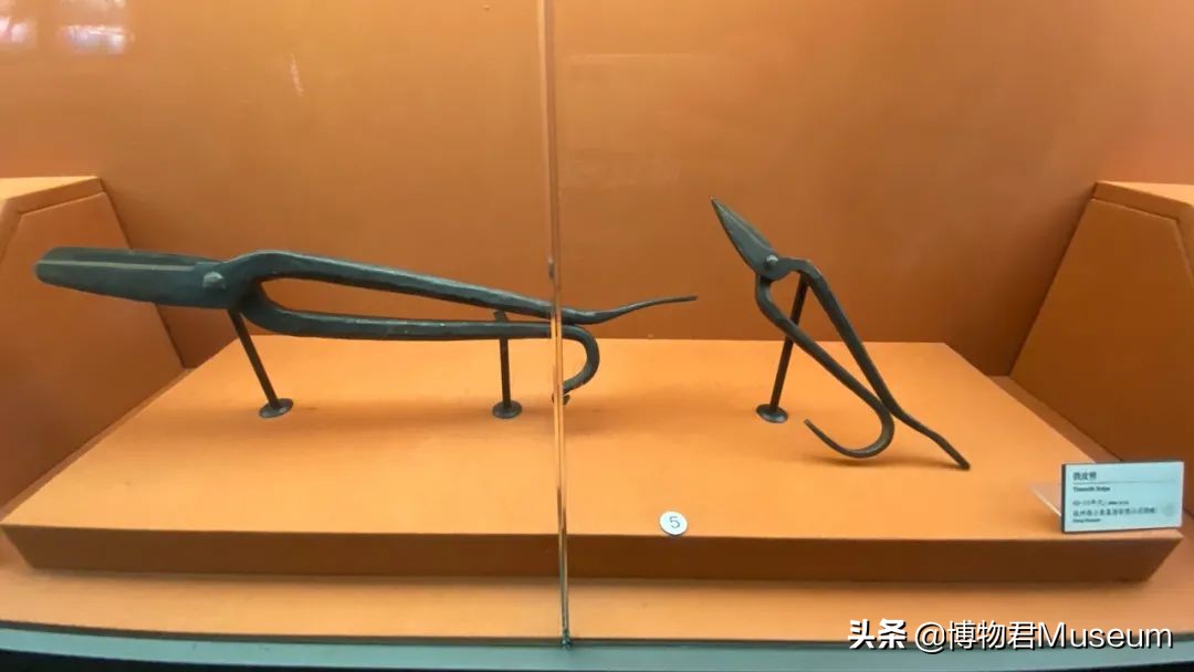 物开一刃为“刀”，两面*刃开**为“剑”，双刀相交为“剪”