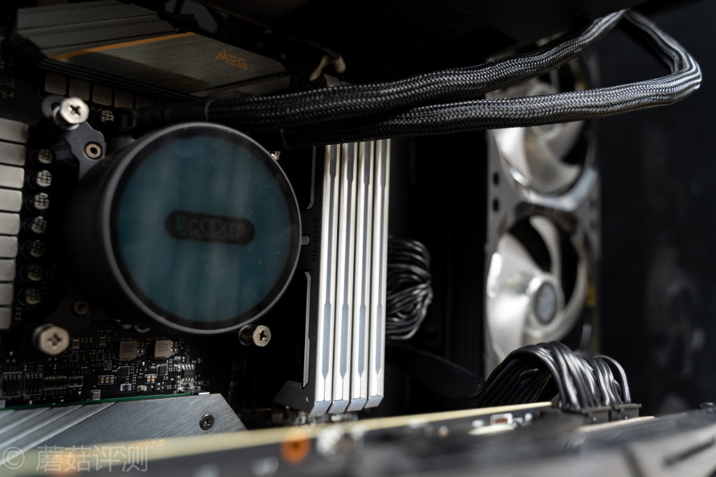 颜值和性能都很能打、扎达克SPARK台式机内存条评测