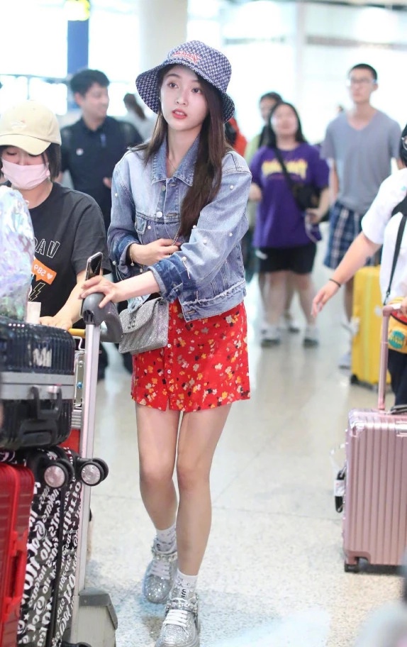 吴宣仪孟美岐绑鞋带,吴宣仪鞋带