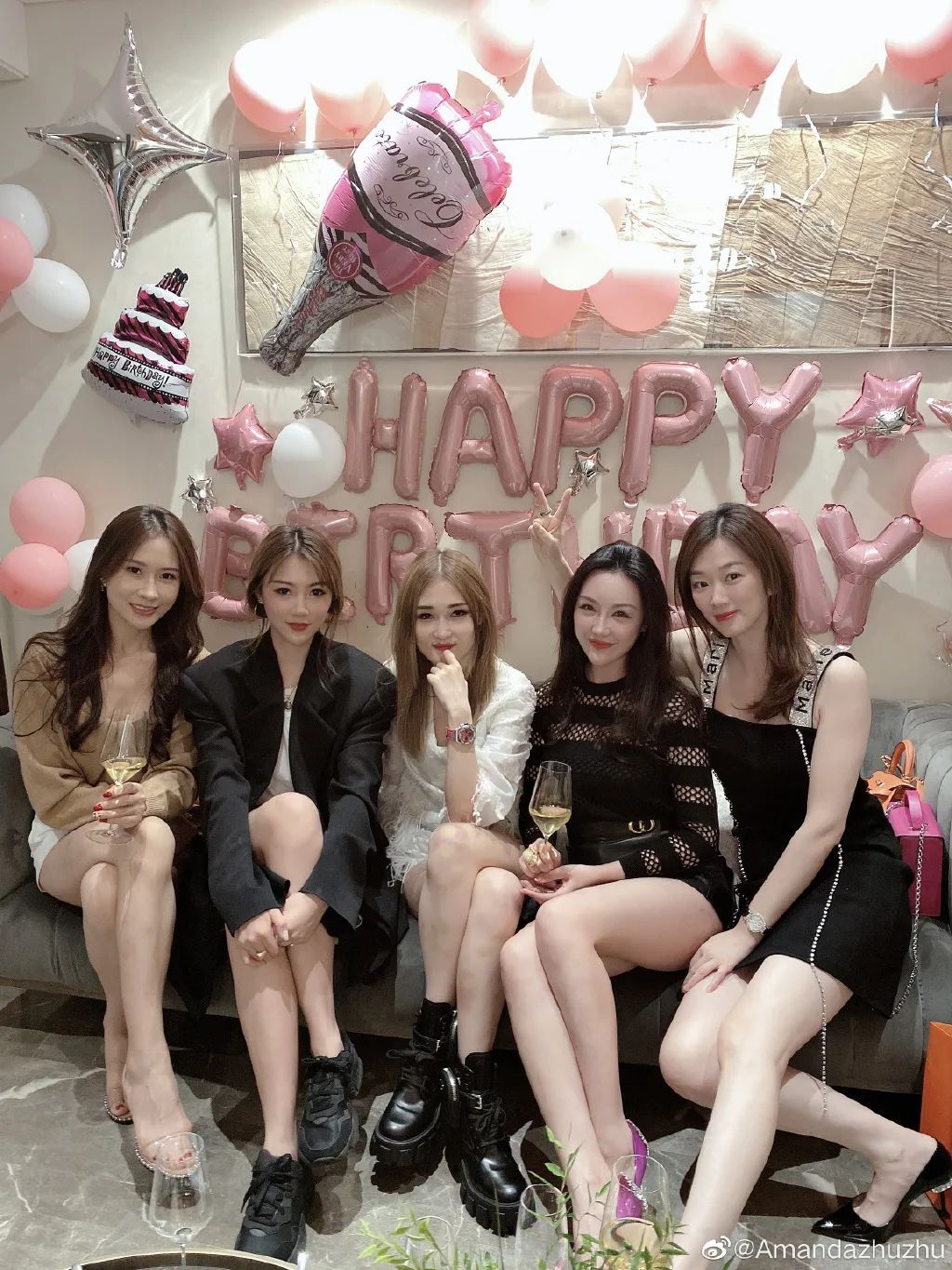 连她都要镶边合影的聚会，来头这么大？