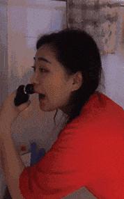 搞笑gif开心一刻不按常理出牌,搞笑gif趣图哥们别拍马屁很危险的