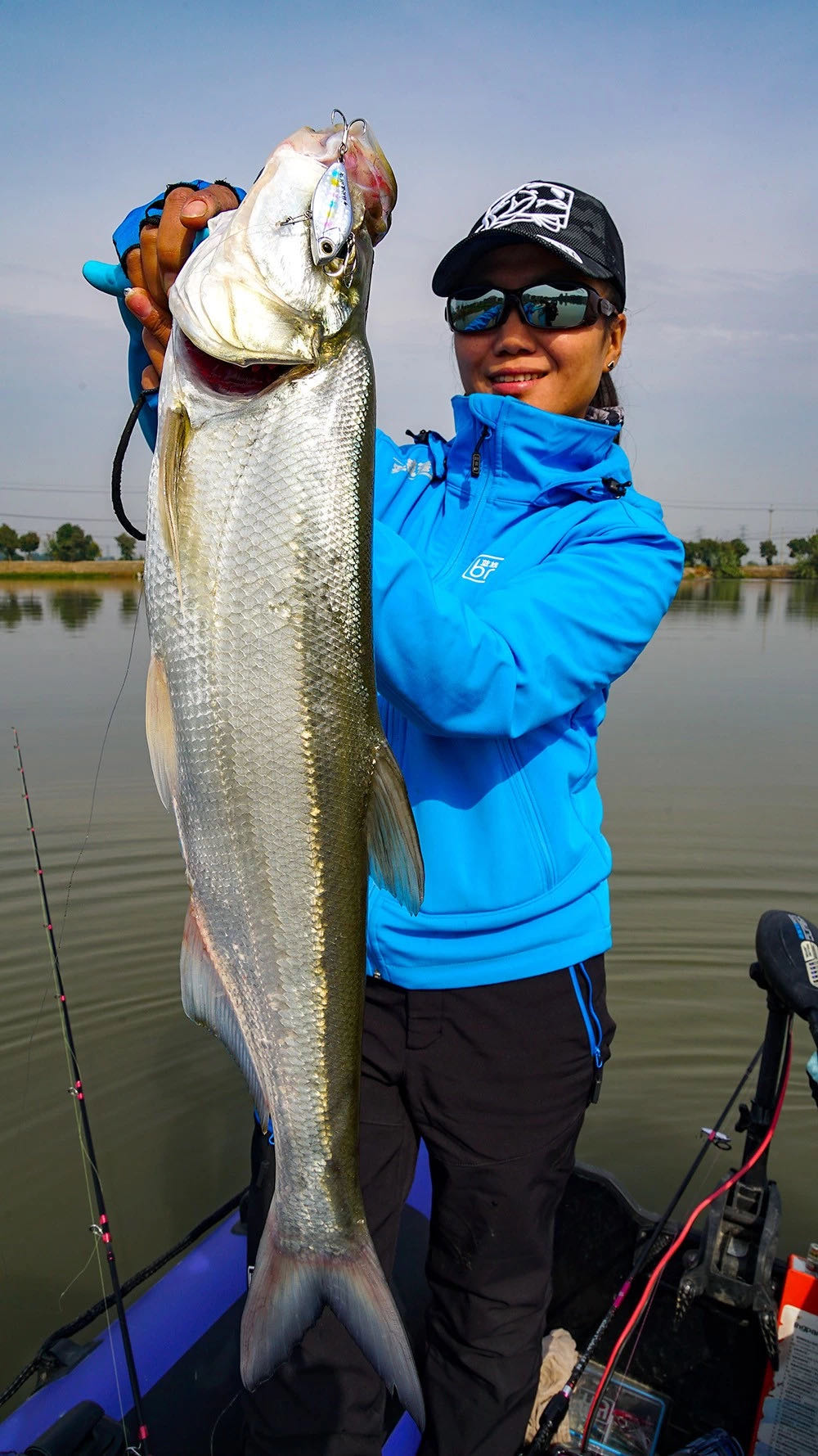 蓝旗鱼振动波路亚翘嘴,振动亮片钓翘嘴