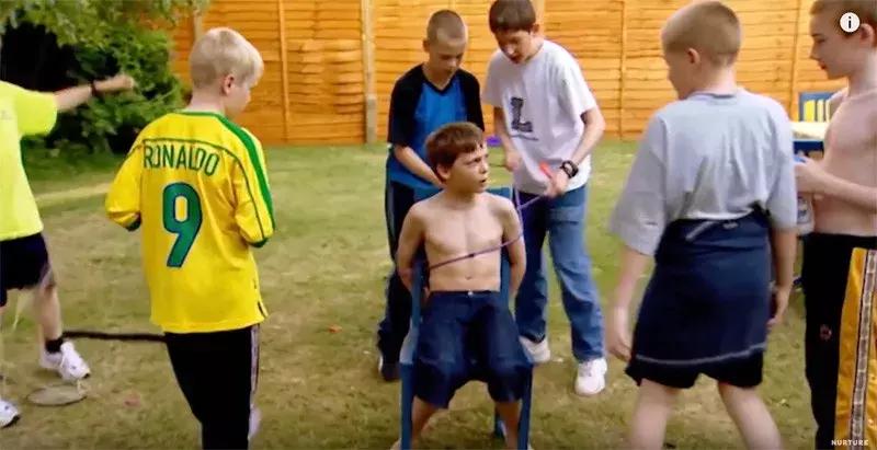 没有大人管的小孩子,没有大人管的孩子