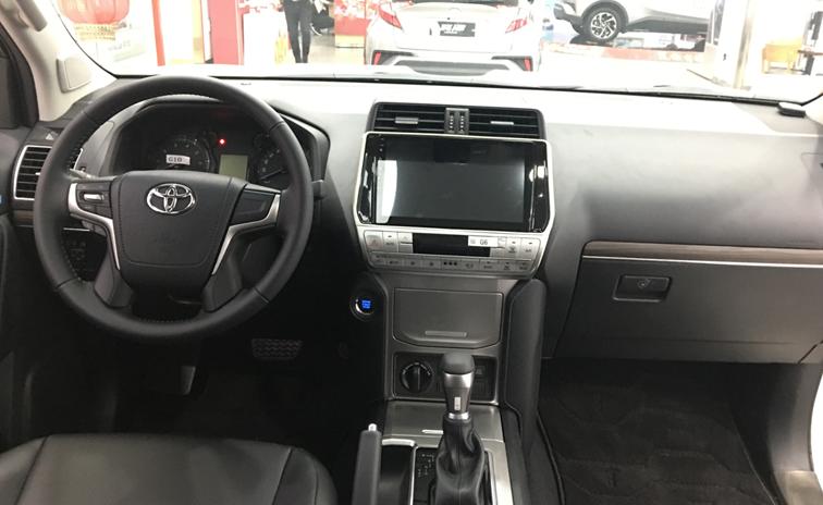 丰田普拉多2023款全款落地价,fj酷路泽和普拉多4000哪个更保值