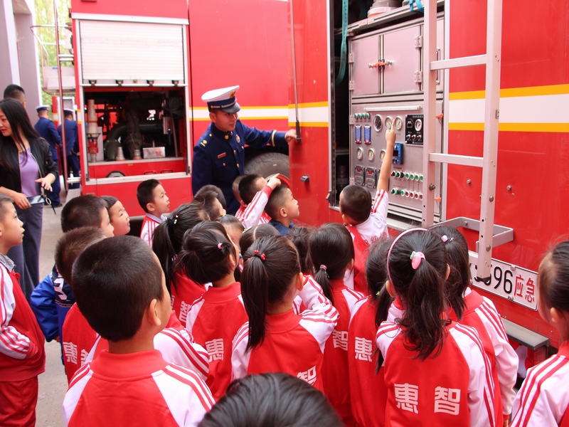 消防站开放日幼儿园,消防站开放日幼儿零距离学习消防