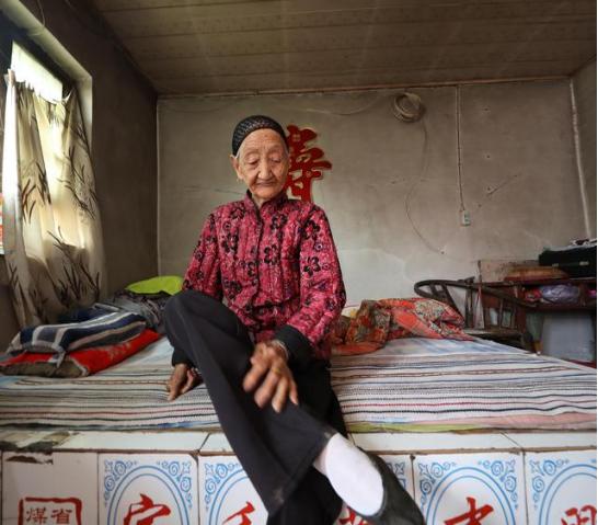 6岁为“美”被迫缠脚:三寸小脚走到百岁,看这位奶奶活成啥样子