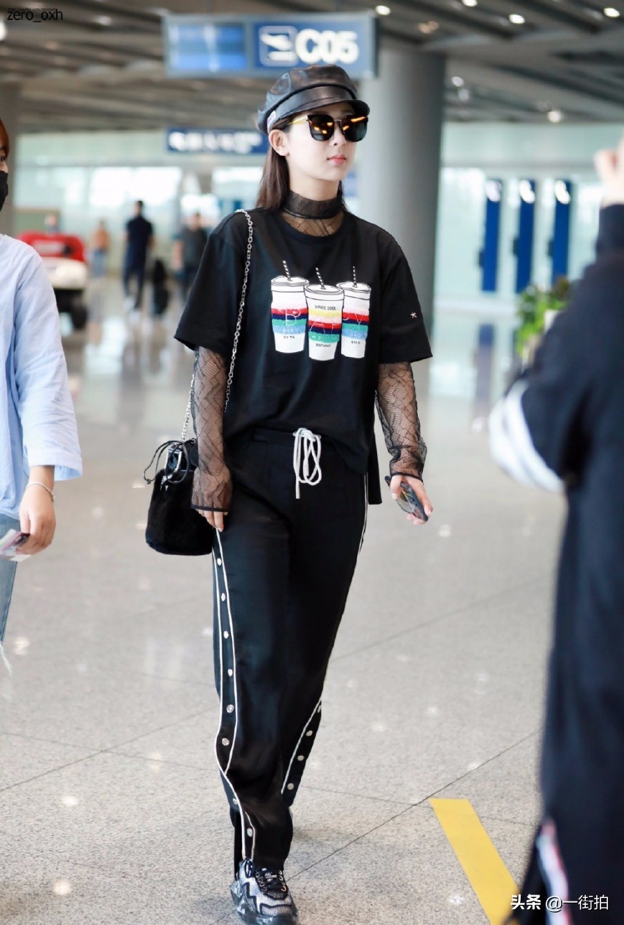 杨紫粉色t恤穿搭,杨紫穿搭黑色短袖