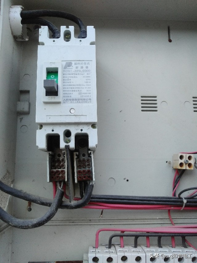 家里配电箱总闸合不上是什么原因,配电箱开关打开没电
