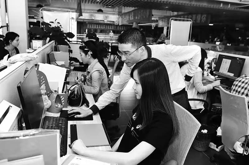 这个没学历的“坏小子”7年狂赚25亿