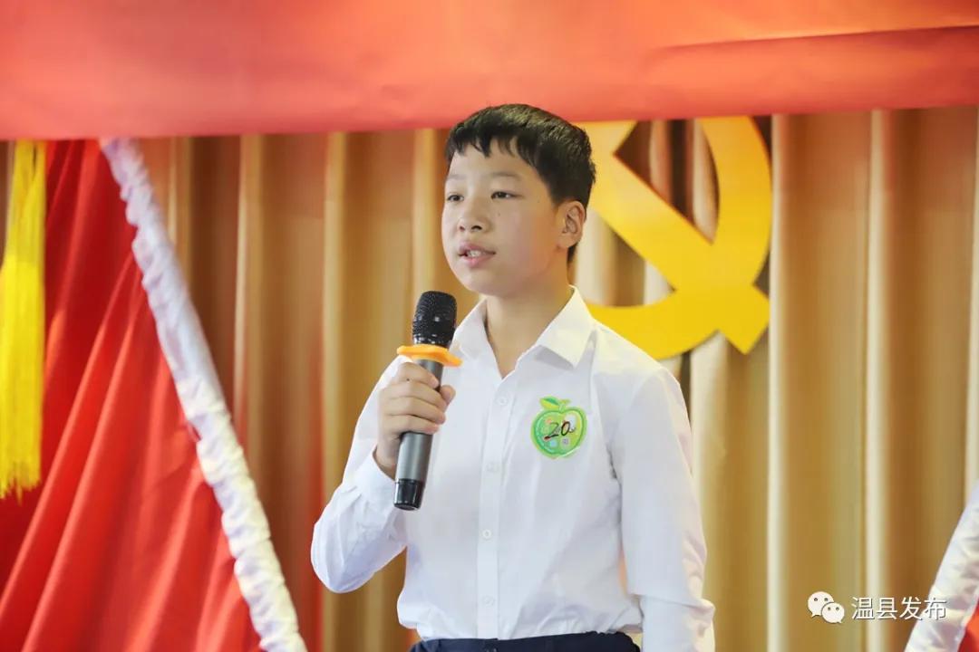 六岁孩子听感人朗诵,孩子朗读被感动