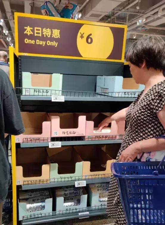 全球最大超市抢购潮,全球最便宜的超市100元