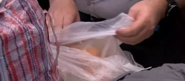 澳洲海关入境检查纪录片4个孩子,中国男孩入境澳洲被查