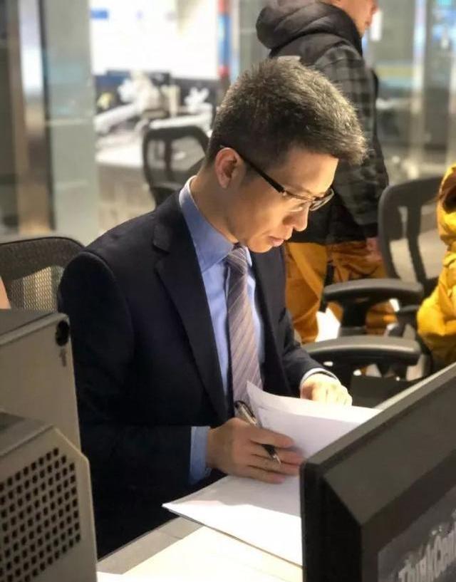 朱广权放飞心情看美景,朱广权放飞自我