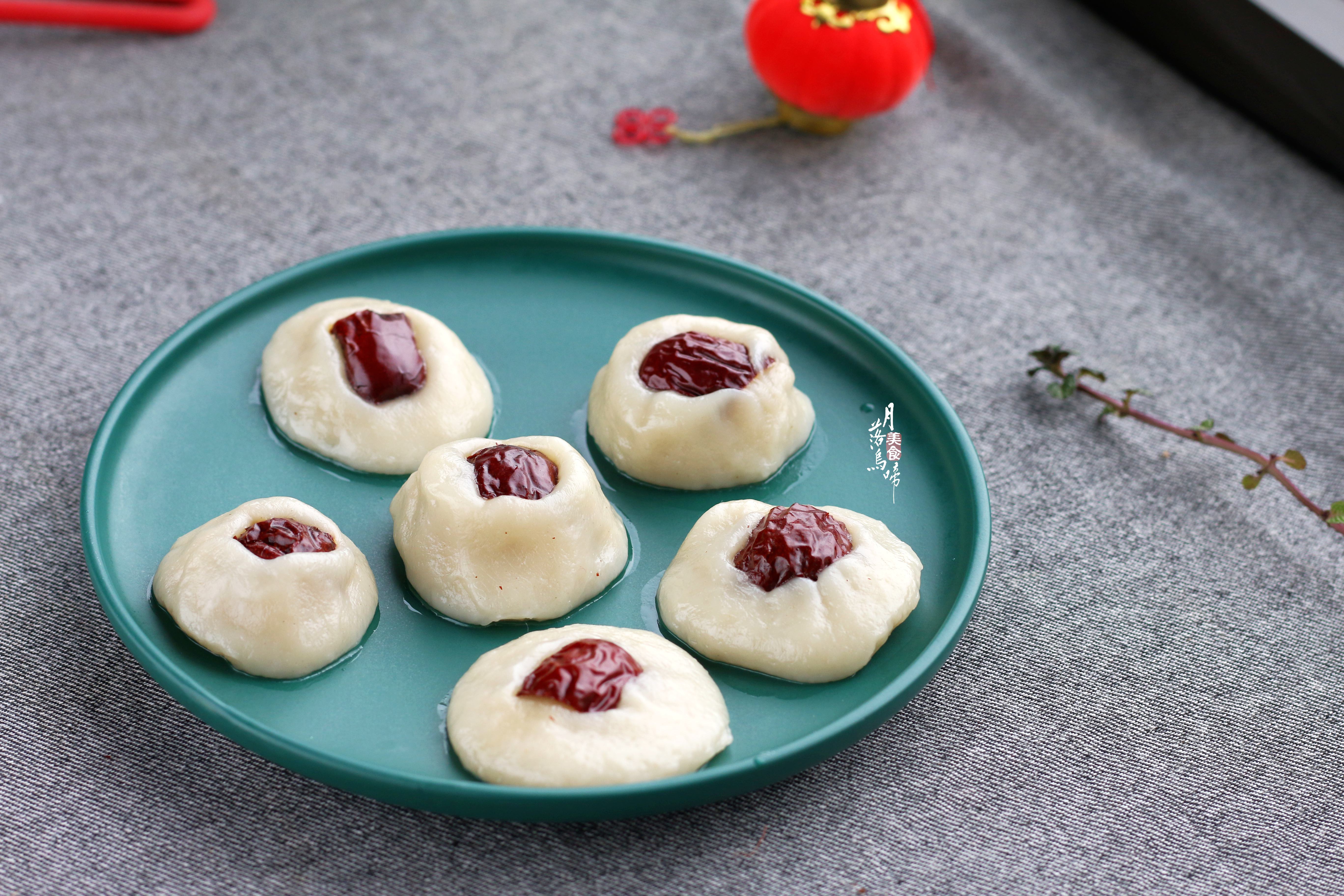 2颗红枣半碗粉，蒸出8个小甜点，软糯甜蜜真好吃，不加糖更健康