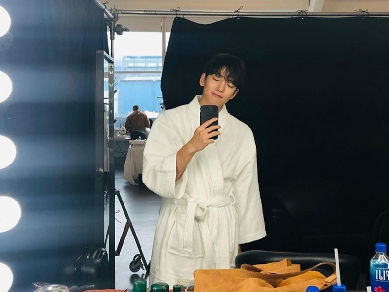 池昌旭代言CK穿凉拖出镜!这位哥真的有三十多岁?怕是冻龄了吧