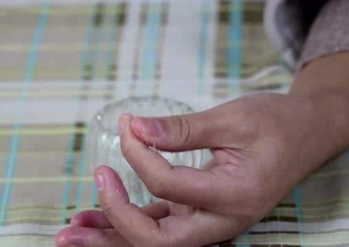 502胶水粘住了手怎么办小妙招,502胶水粘到手用什么方法可以解除