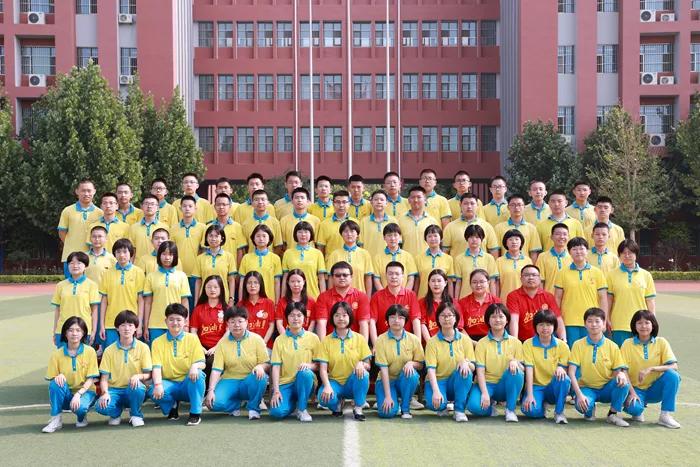 凝聚集体力量的班徽,团结友爱拼搏进取班徽