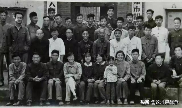 半夜，突然两声枪响，把我们吓醒了，老兵悄悄问我*弹子**上膛了没有