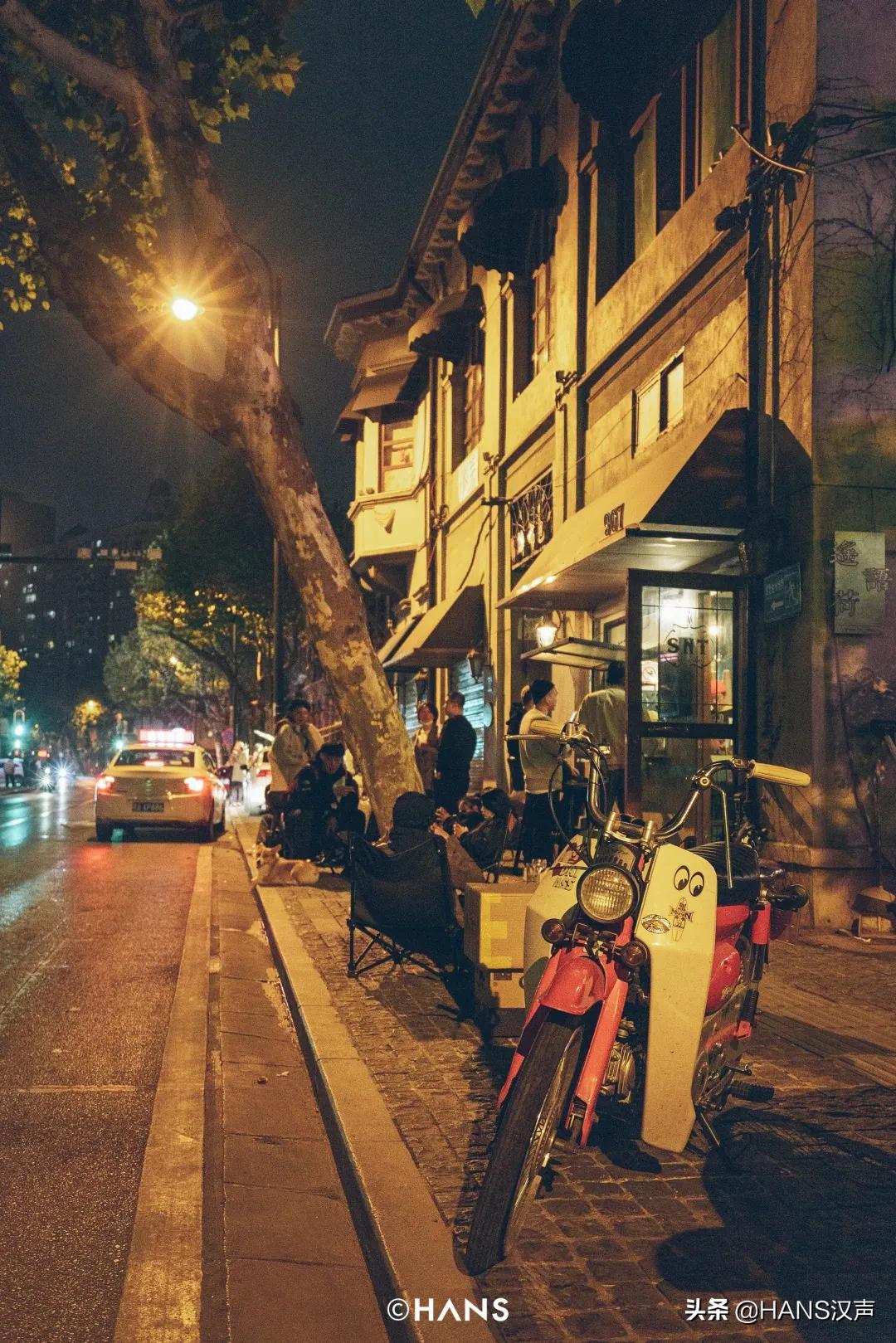 武汉神秘三角地，马路牙子上的通宵派对