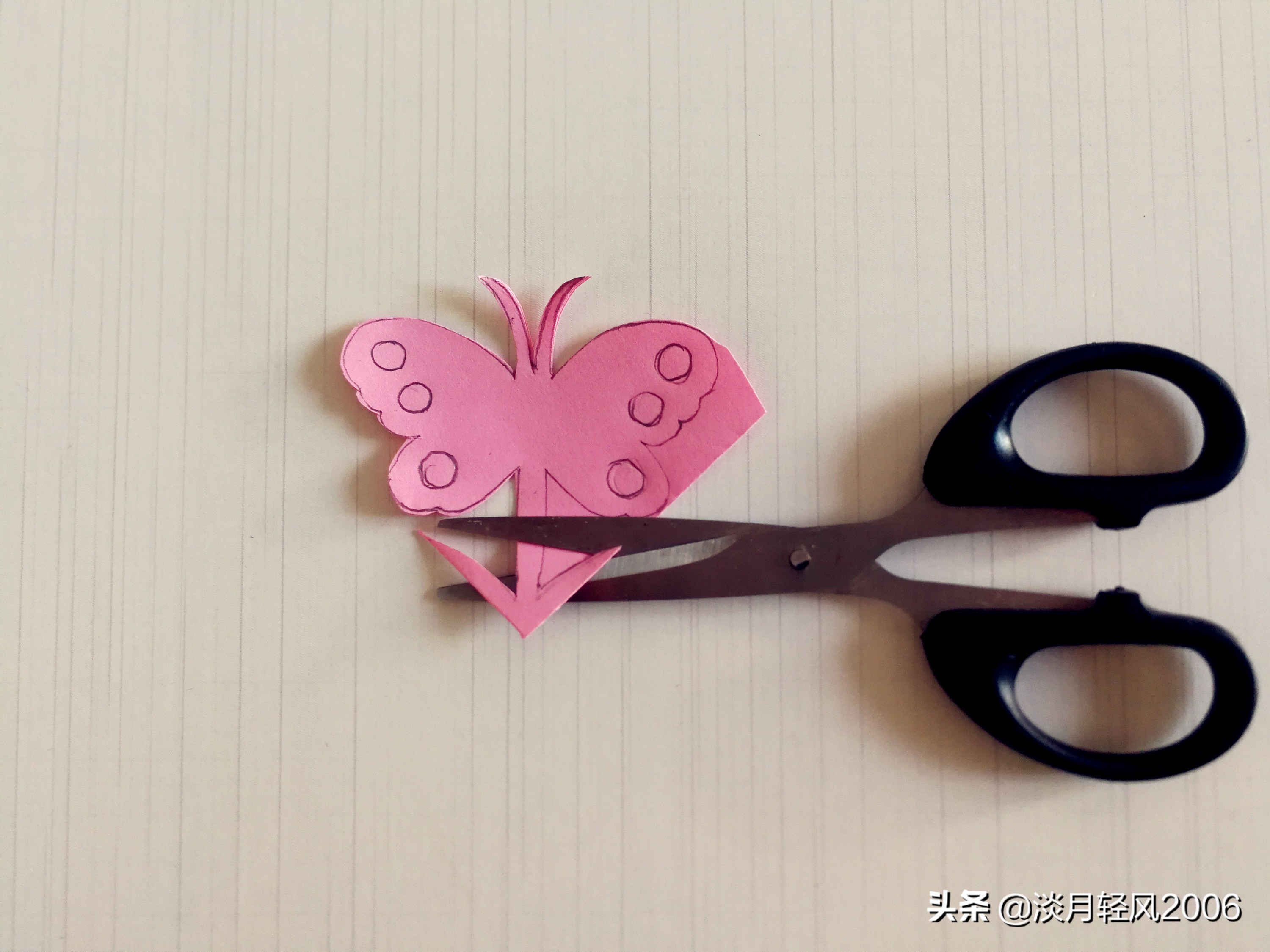 用正方形彩纸折一个蝴蝶会动的,怎样用正方形的卡纸折一个蝴蝶