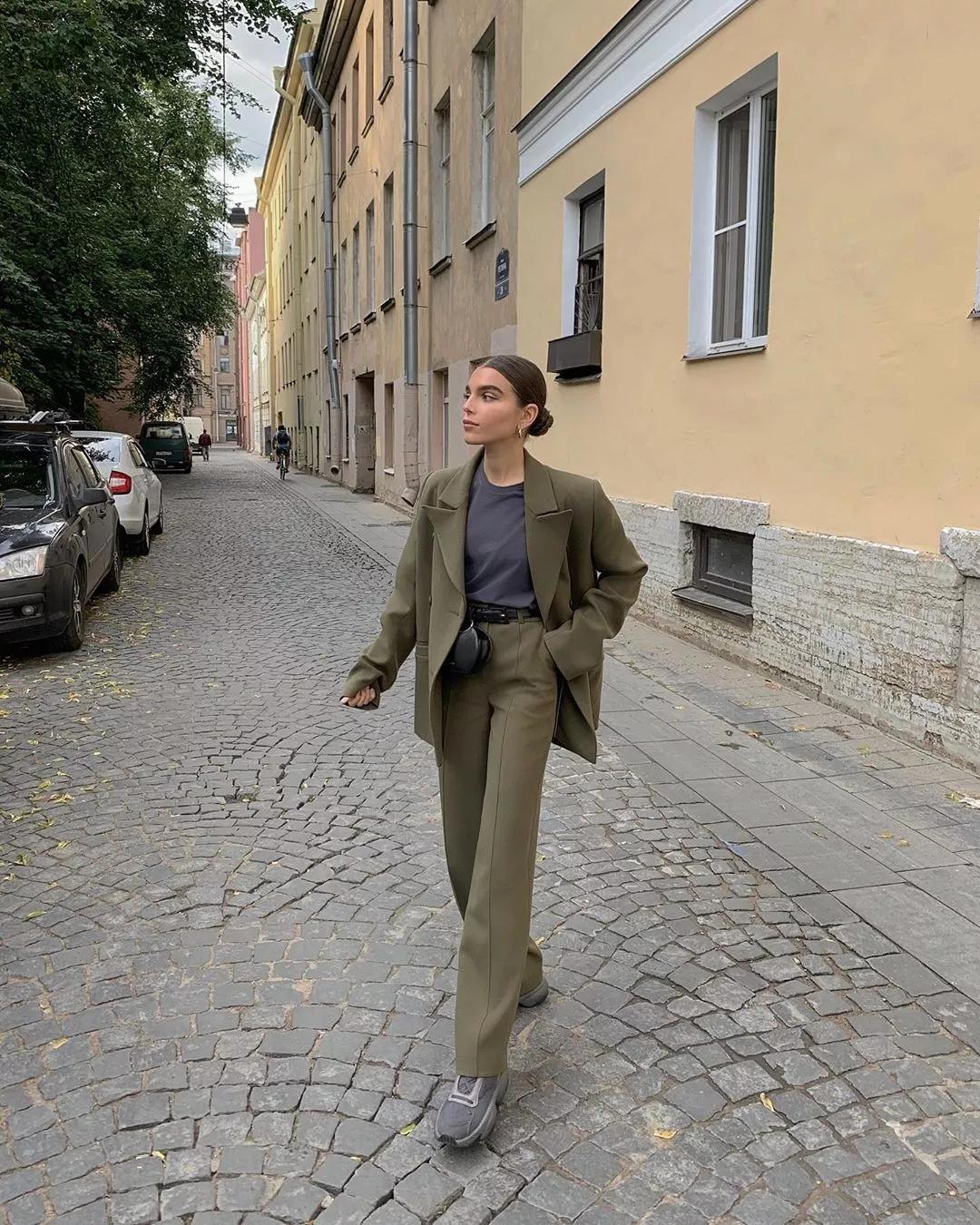 秋冬长款牛仔阔腿裤搭什么鞋好看,显瘦穿搭今年非常火的阔腿裤