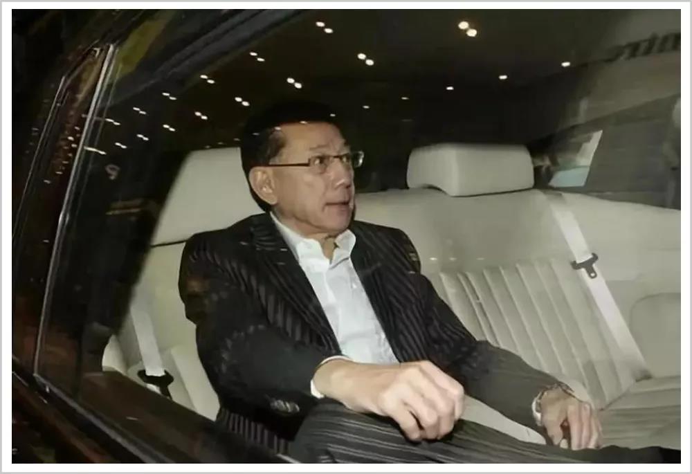 29岁公司上市38岁破产欠巨债，他靠什么活成了香港的一尊大神