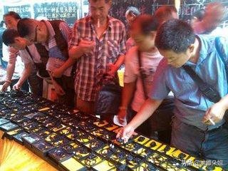 摆地摊卖袜子怎么赚钱,上海摆地摊卖袜子赚钱吗