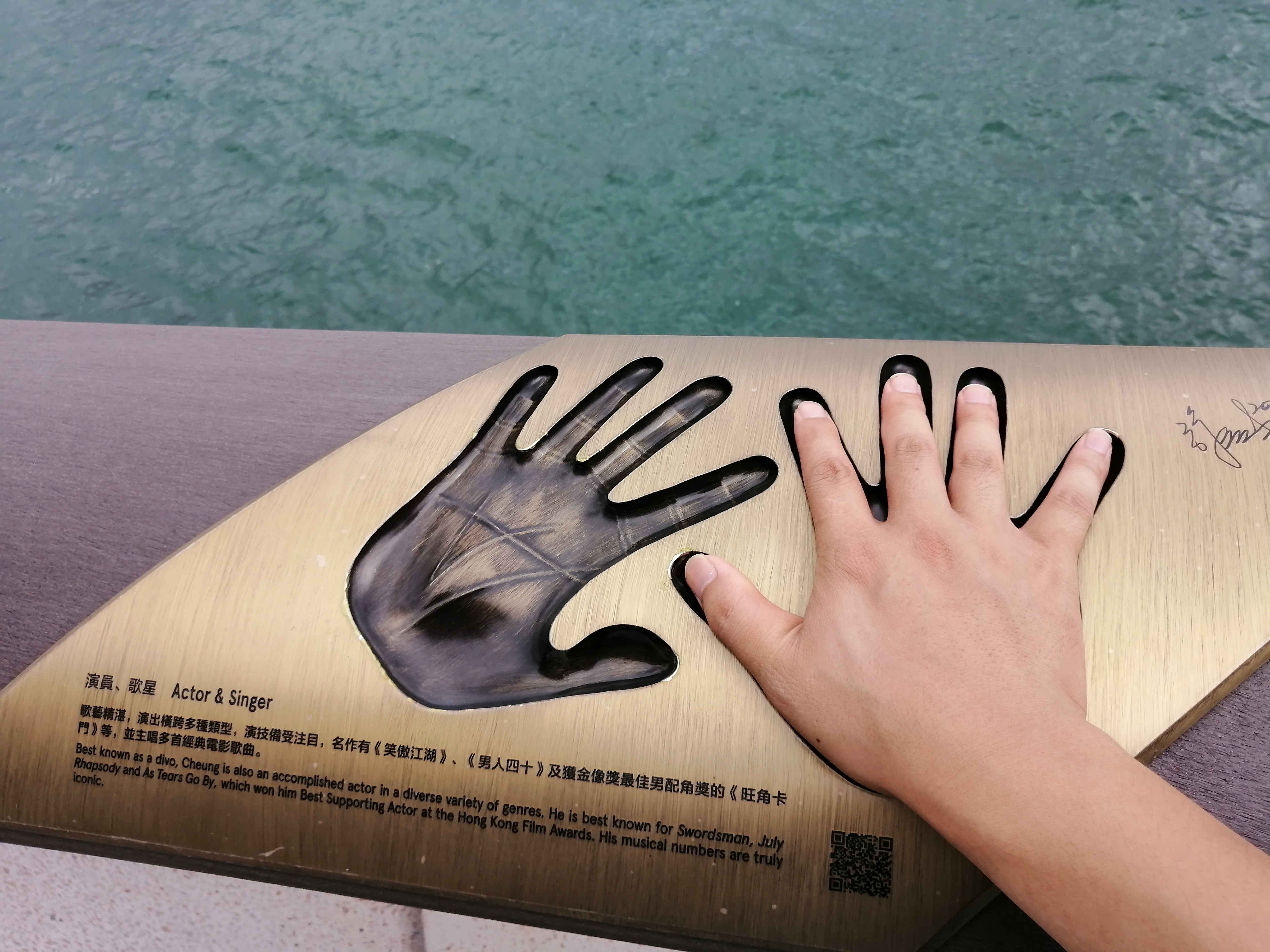 七月初香港游初印象-钓鱼的老人、性感的西方女游客、绘画的小孩