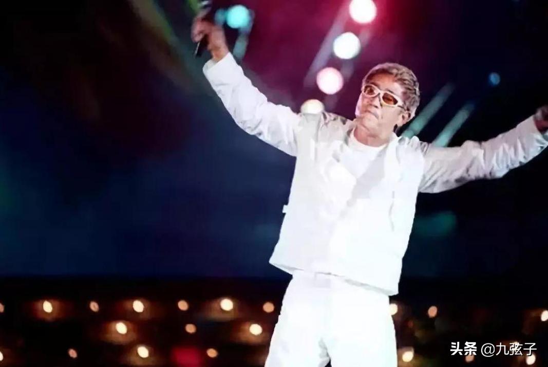 他飞过长城,他飞过黄河,他是中国的冒险王,他是娱乐圈中的大哥