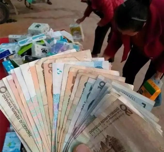 农村摆地摊卖袜子好赚钱,农村摆地摊十大暴利产品