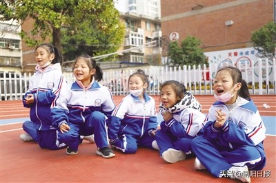 南阳：课后延时服务推行两个月，孩子们在学校过得咋样？记者走进校园探访体验——课后不“打烊”快乐伴成长