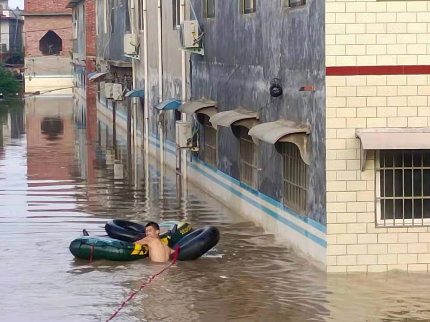真赞青年|魏成雨:泡水7小时小腿抽筋,仍坚持救援