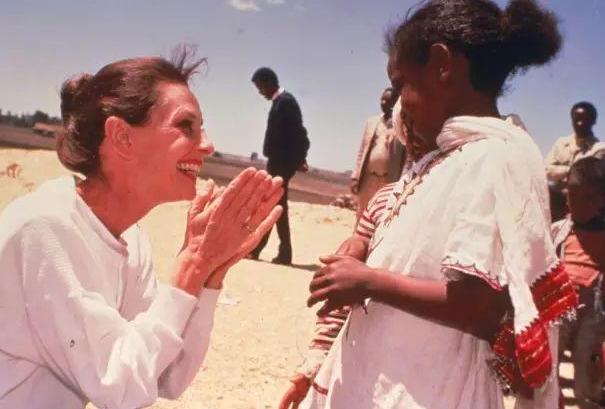 法令纹真的难看吗?奥黛丽赫本的法令纹这么迷人!你也可以做到