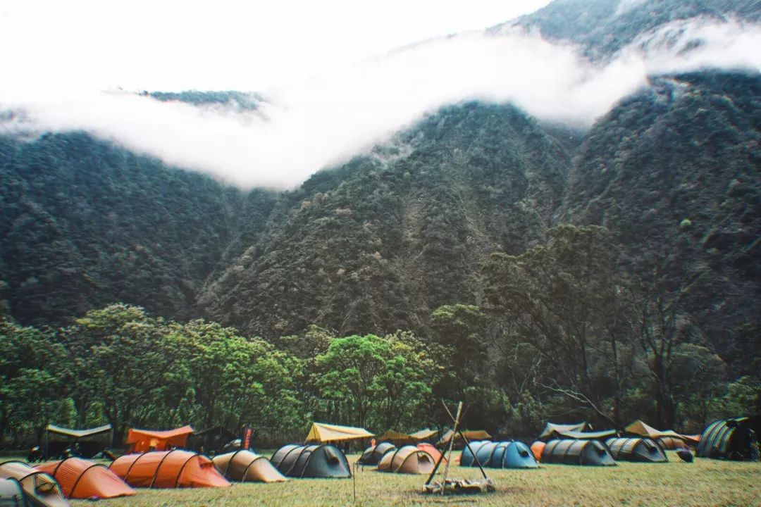 他把工作丢着，专找美景荒地吃饭：这是一天最好的时候