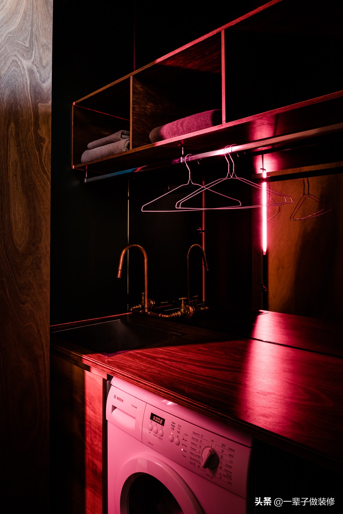 酒店三五好友小聚,三五好友酒店小聚畅谈人生