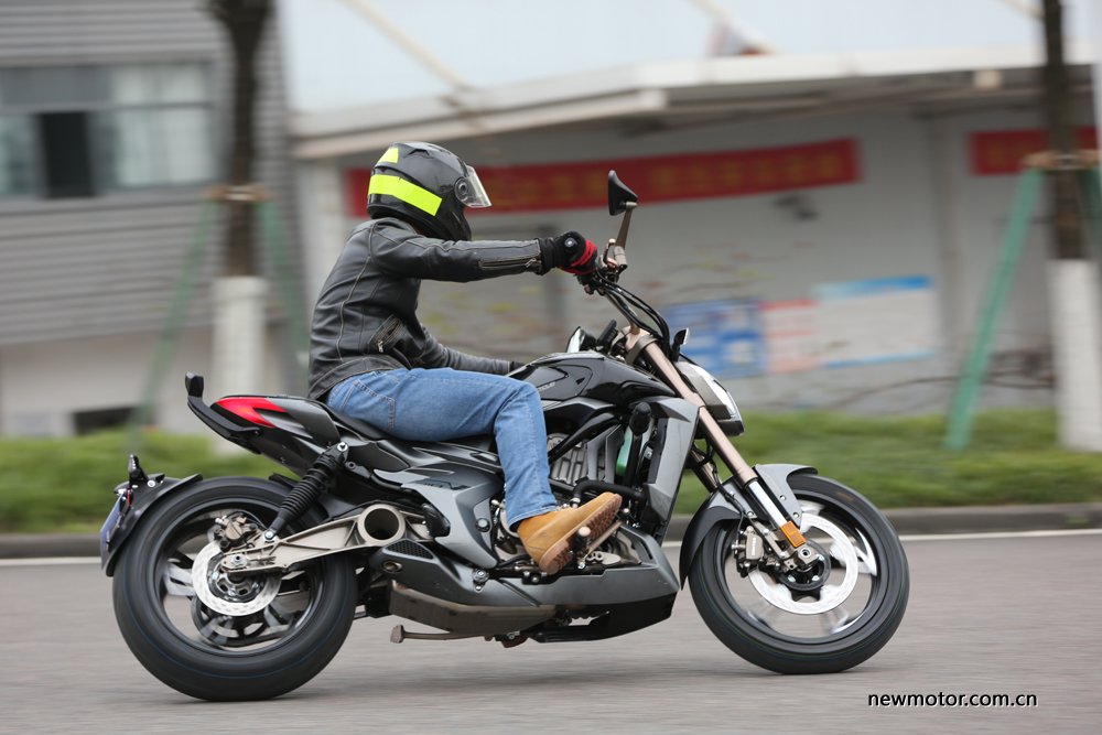 升仕310V试驾/多图:舒适好骑的运动太子车,标配ABS,全LED灯具