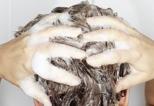 头皮有这四个怪相，大多是螨虫正在堵塞毛囊，两招螨虫被清空