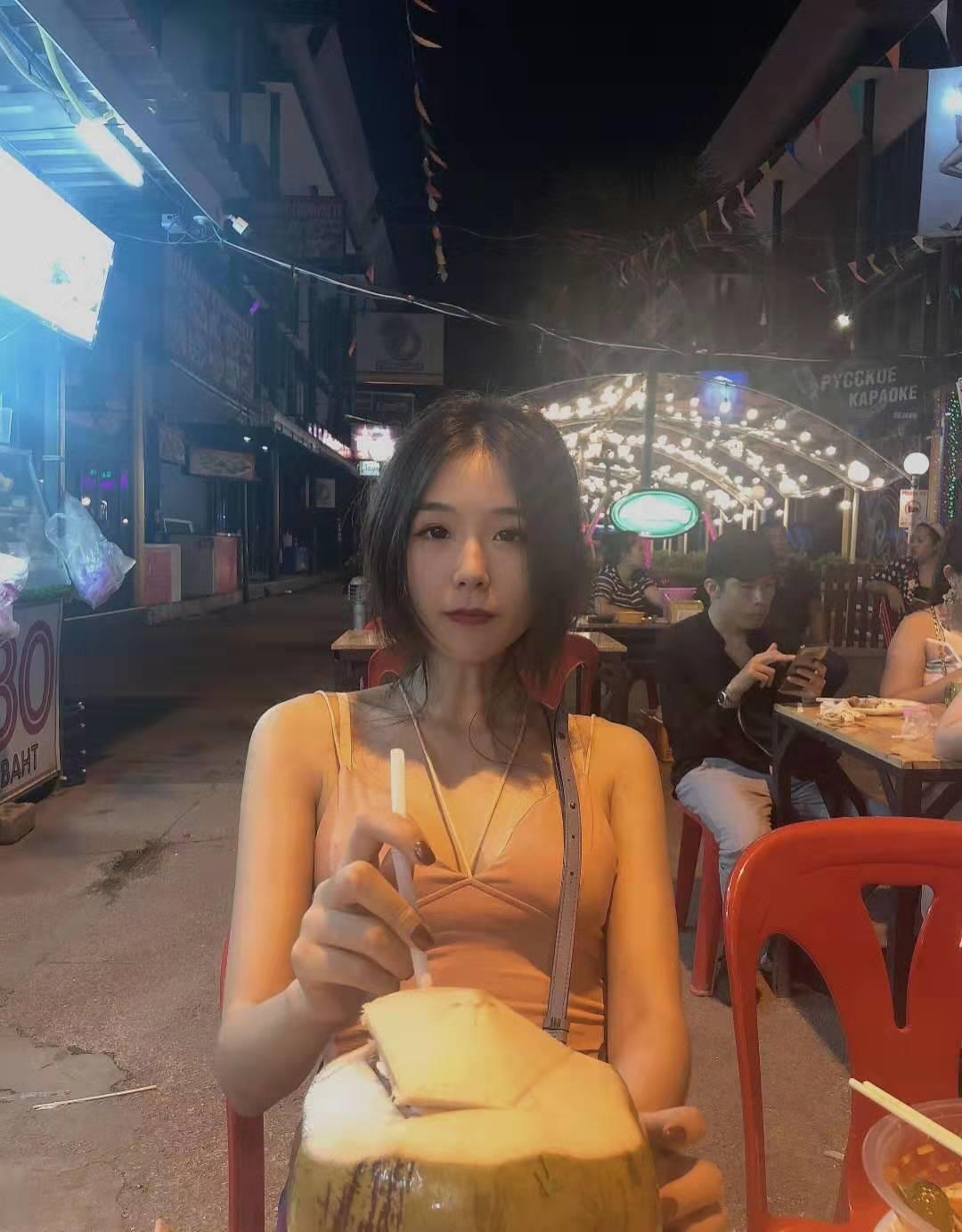 S17首个王者女主播诞生!*牙虎**花花酱4小时上王者,辅助也能carry