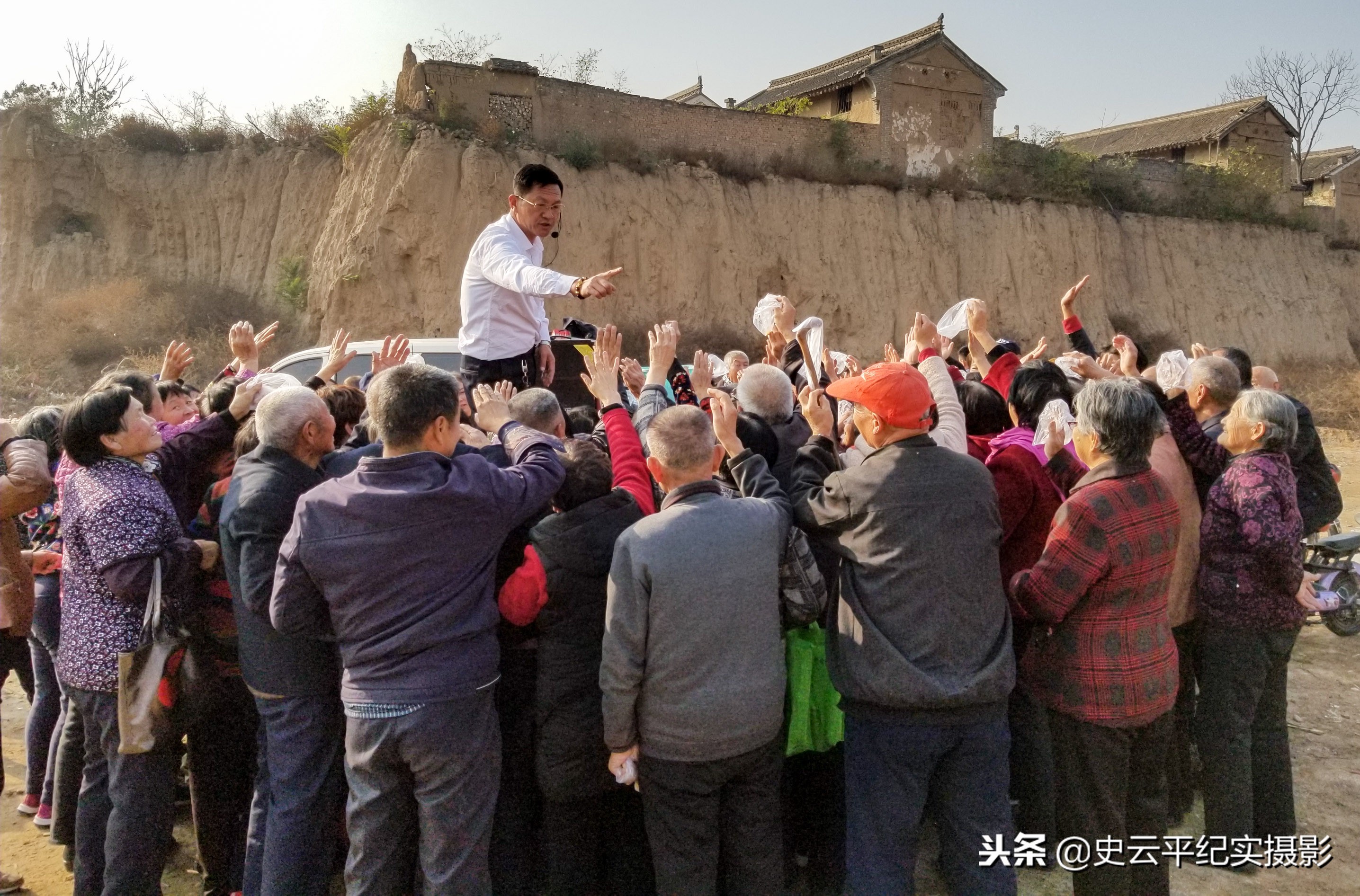 走过路过不容错过，农村庙会上买一送一，神奇的腰带能治啥病