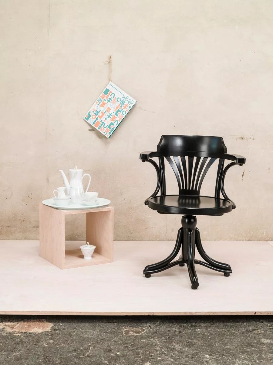 探访TON工厂看经典椅子背后的故事|疯狂24h我们去捷克干了啥?