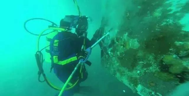 极限工作之船底清洁：虽说大船底能刮好几十吨海鲜，你敢去吃吗？