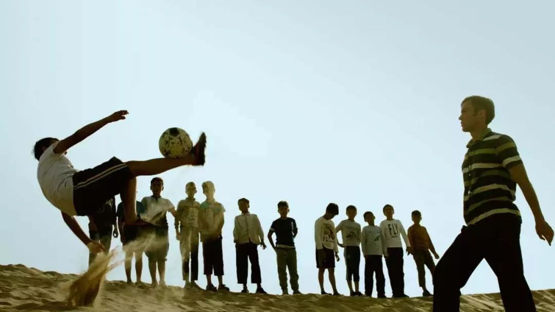 零关注，无评分，这部国产良心告诉你：没钱还谈球